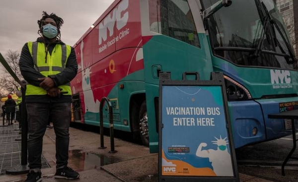 Diario HOY | Nueva York despliega autobuses para vacunar contra el covid a los sintecho