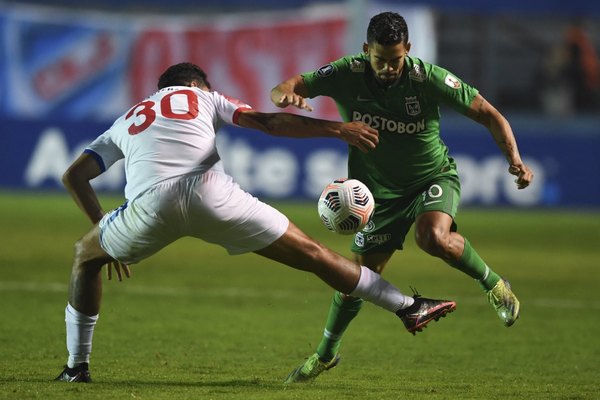 Versus / Nacional de Uruguay y Atlético Nacional dejan la piel en un partidazo