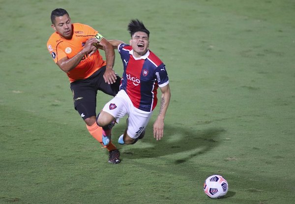 Crónica / EL CICLÓN DOMINA, PERO NO APROVECHA