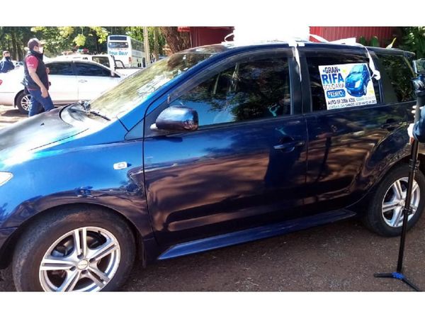 Otra familia vende su auto para pagar deuda de salud