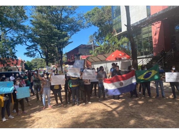 Por pandemia, no pueden terminar la carrera de Medicina
