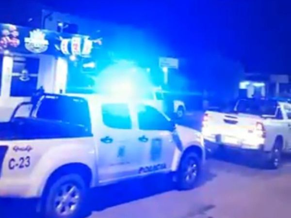 Policías intentan cerrar lomitería con 5 patrulleras