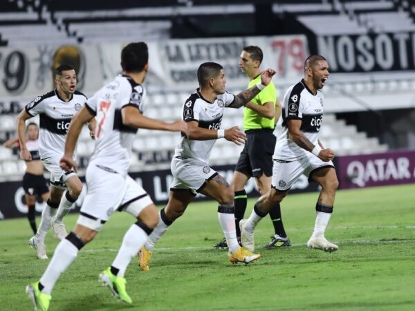 Olimpia remonta y gana su primer partido de la Libertadores