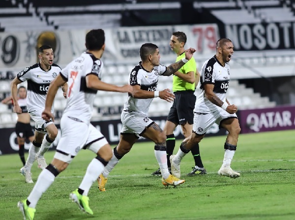 Olimpia remonta y gana su primer partido de la Libertadores