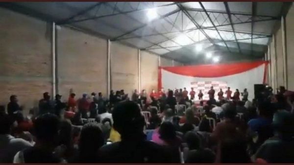 Irresponsable mitin político al ritmo de la polca colorada en Alberdi