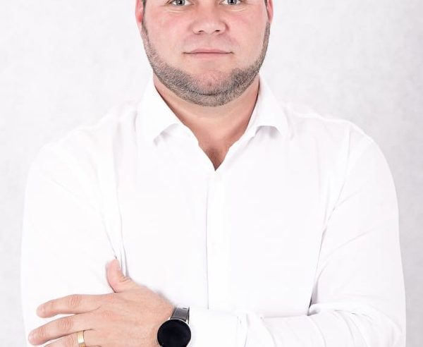 PRECANDIDATO A CONCEJALÍA PIDE QUE CIUDADANÍA APUESTE EN LA RENOVACIÓN