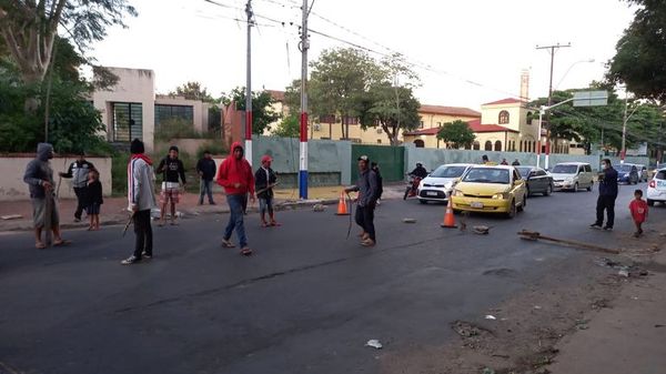 Indígenas bloquean la avenida Artigas - Nacionales - ABC Color