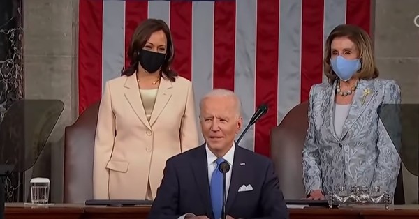 Kamala Harris y Nancy Pelosi hacen historia: son las primeras mujeres tras el presidente de EE.UU. en su discurso en el Congreso - C9N