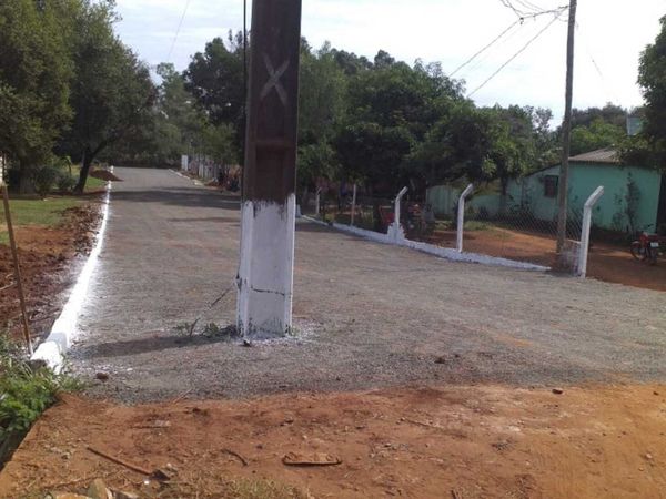 Columna de la ANDE quedó en medio de calle pavimentada