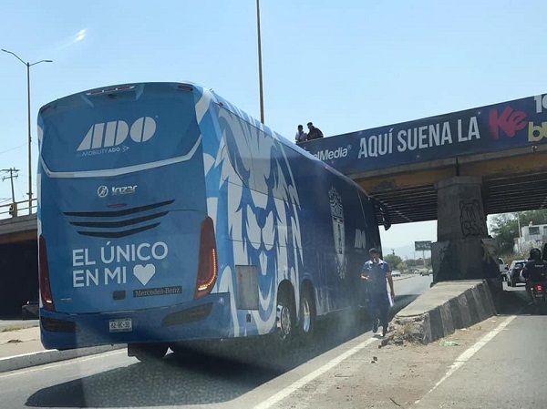 Autobús del Pachuca se atora en un puente en San Luis