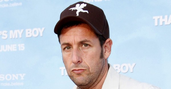 Mesera no reconoce a Adam Sandler y le niega el ingreso a restaurante - SNT