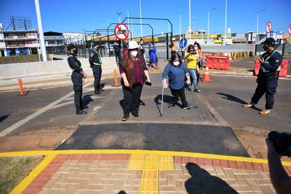 Ponen a prueba paso peatonal inclusivo del multiviaducto de CDE - La Clave