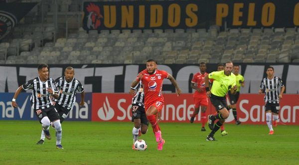 Versus / Rival de Cerro Porteño en la Copa Libertadores se queda sin técnico