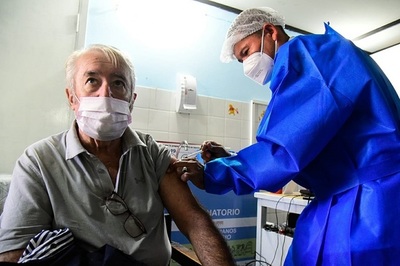 Más de 100 mil paraguayos ya recibieron las dosis antiCovid, según Salud Pública