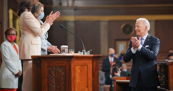 La Nación / Sillas vacías y mujeres haciendo historia en discurso de Biden al Congreso