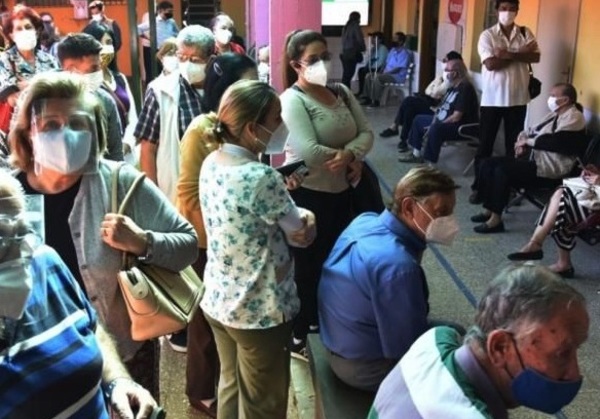 Médicos piden 'descentralizar' vacunatorios de hospitales