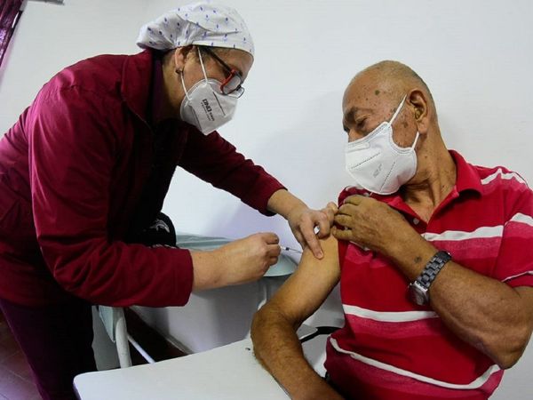 Covid-19: Solo el 65% de los agendados acudió a vacunarse