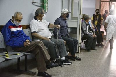 Médicos piden que vacunatorios sean en lugares seguros para los abuelos - Nacionales - ABC Color