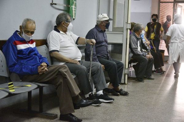 Médicos piden que vacunatorios sean en lugares seguros para los abuelos - Nacionales - ABC Color