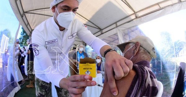 La Nación / COVID-19: Paraguay vacunó a 100.654 personas en dos meses