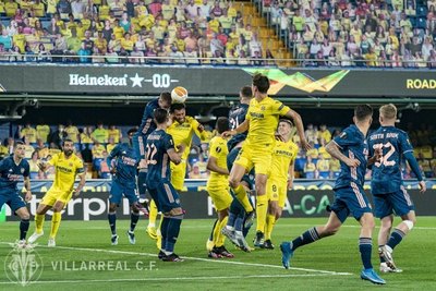 Versus / Villarreal gana pero deja vivo al Arsenal