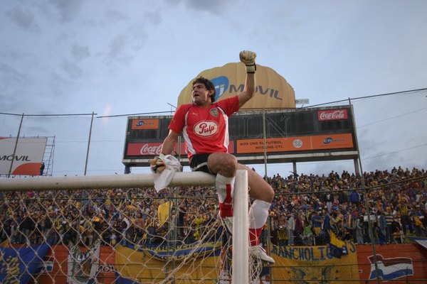 Versus / Villasanti, la muralla auriazul del último campeonato de Luqueño