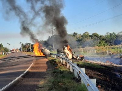 Camión cisterna arde en llamas tras volcar en Ñumí
