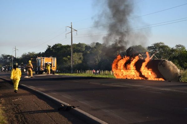 Tras vuelco se incendia un camión cisterna en Ñumí - Noticiero Paraguay