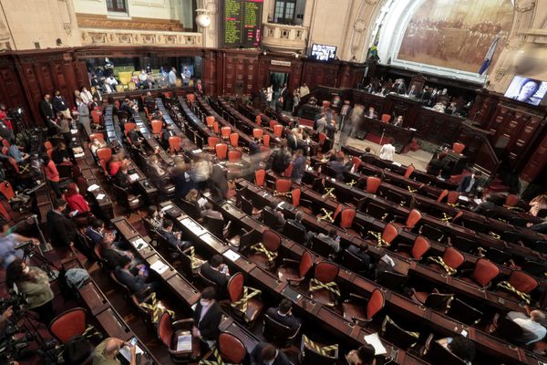 Decisiones contradictorias mantienen en vilo la subasta de saneamiento de Río - MarketData