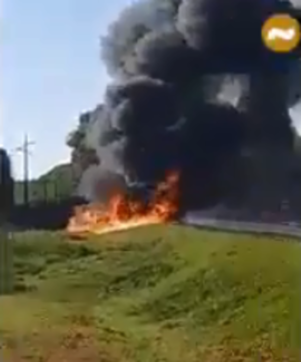 Un camión cisterna se incendió tras volcarse en Ñumi | Ñanduti