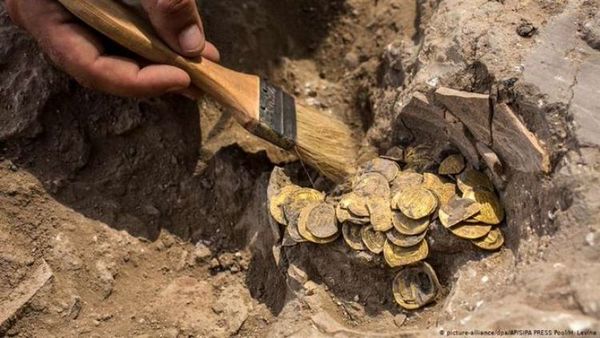 Tesoro de 2.500 años descubierto por un caminante en Suecia