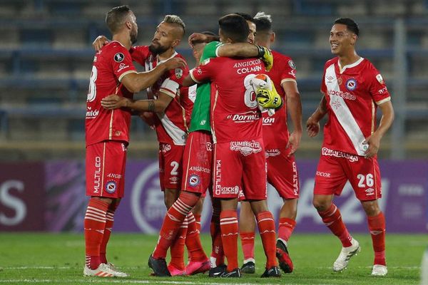 Argentinos lidera Grupo F tras vencer a una irreconocible Católica - Fútbol - ABC Color