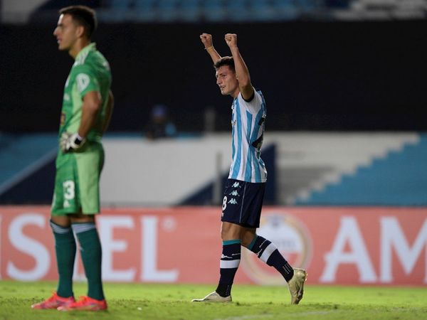 Racing, con diez, vence al Sporting Cristal