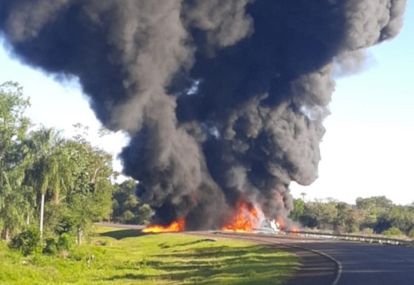 Susto en Ruta PY08 Ñumí: camión cisterna lleno de combustible vuelca y explosiona - ADN Digital