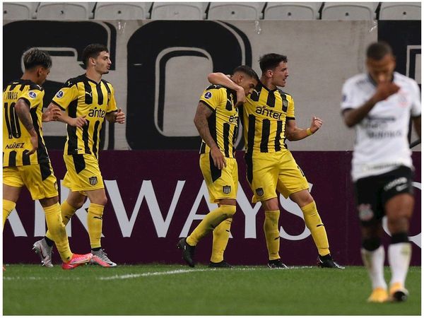 Peñarol sorprende a Corinthians y se consolida en la cima del Grupo E