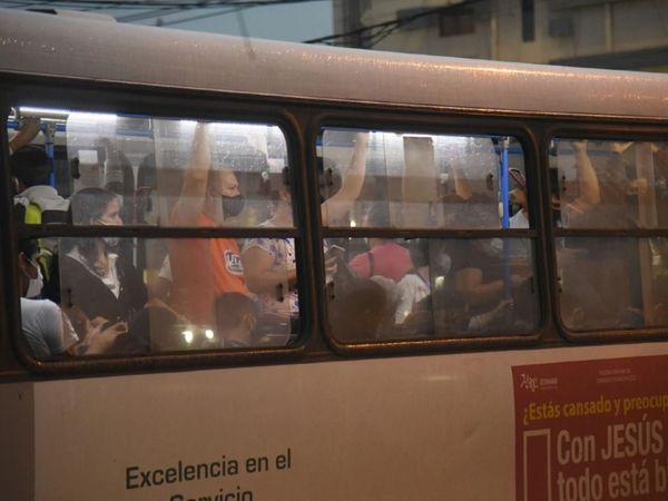 Buses llenos son focos masivos de contagios