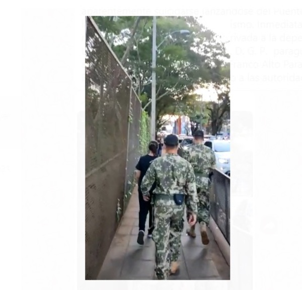 Personal de la Armada evita que joven se arroje del puente de la Amistad