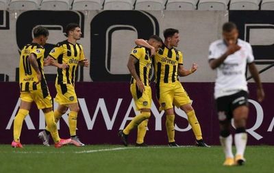Peñarol sorprende a Corinthians y se consolida en la cima del Grupo E
