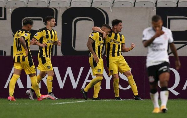 Peñarol sorprende a Corinthians y se consolida en la cima del Grupo E
