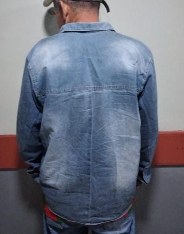 Detienen a hombre con orden de captura