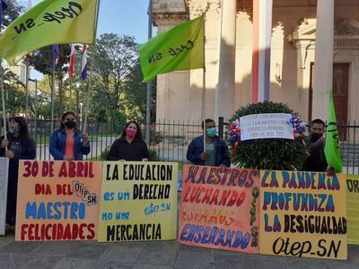 Homenajean y recuerdan a los 156 docentes fallecidos como consecuencia del COVID-19 - Nacionales - ABC Color