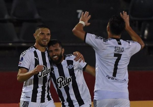 Con su equipo alternativo, Libertad golea sin complicaciones a Newells