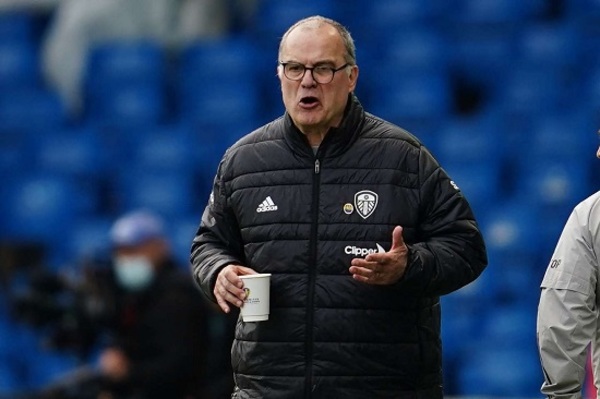 El insólito motivo por el que Bielsa lleva los anteojos torcidos