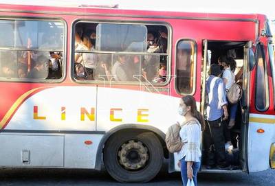Salud recomienda viajar con las ventanillas abiertas en buses por ser foco de contagios
