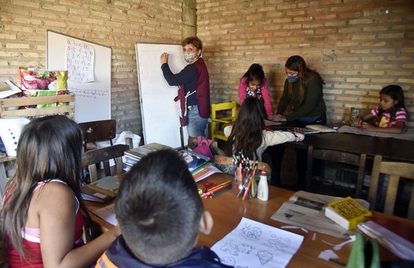 Por un mejor futuro para los niños, educadores enseñan en los bañados - Nacionales - ABC Color