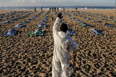 Copacabana se tiñe de luto en memoria de 400.000 muertos de covid en Brasil - Mundo - ABC Color