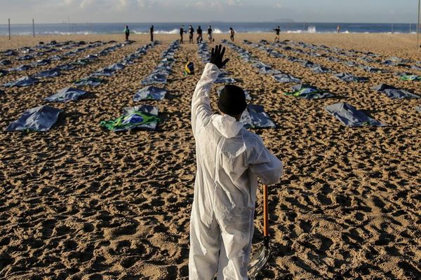 Copacabana se tiñe de luto en memoria de 400.000 muertos de covid en Brasil - Mundo - ABC Color
