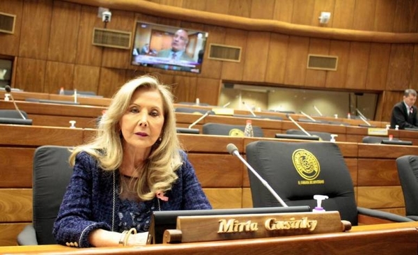 Diario HOY | Denuncian "vacunación VIP" de Mirta Gusinky: senadora niega acusación y habla de "un grave error"