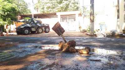 Improvisan señalización por hoyo que genera desecho cloacal en el asfalto - La Clave