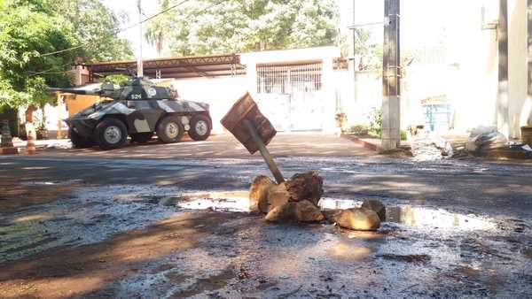 Improvisan señalización por hoyo que genera desecho cloacal en el asfalto - La Clave